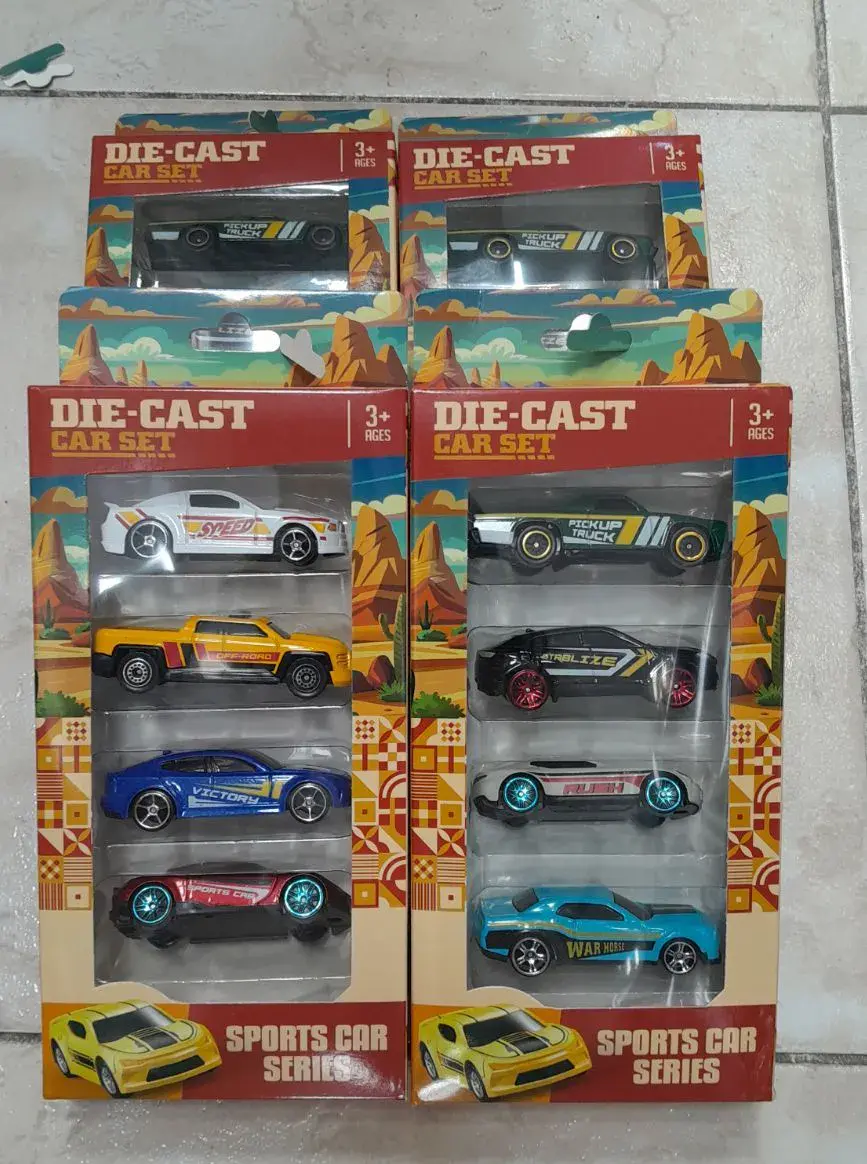 Zestaw 4 metalowych samochodzików die-cast mix kolorów