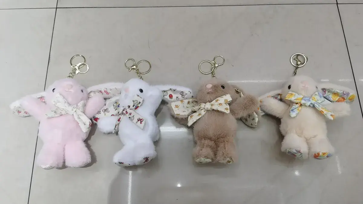 Brelok pluszowy królik z kokardą miękki kolorowy
