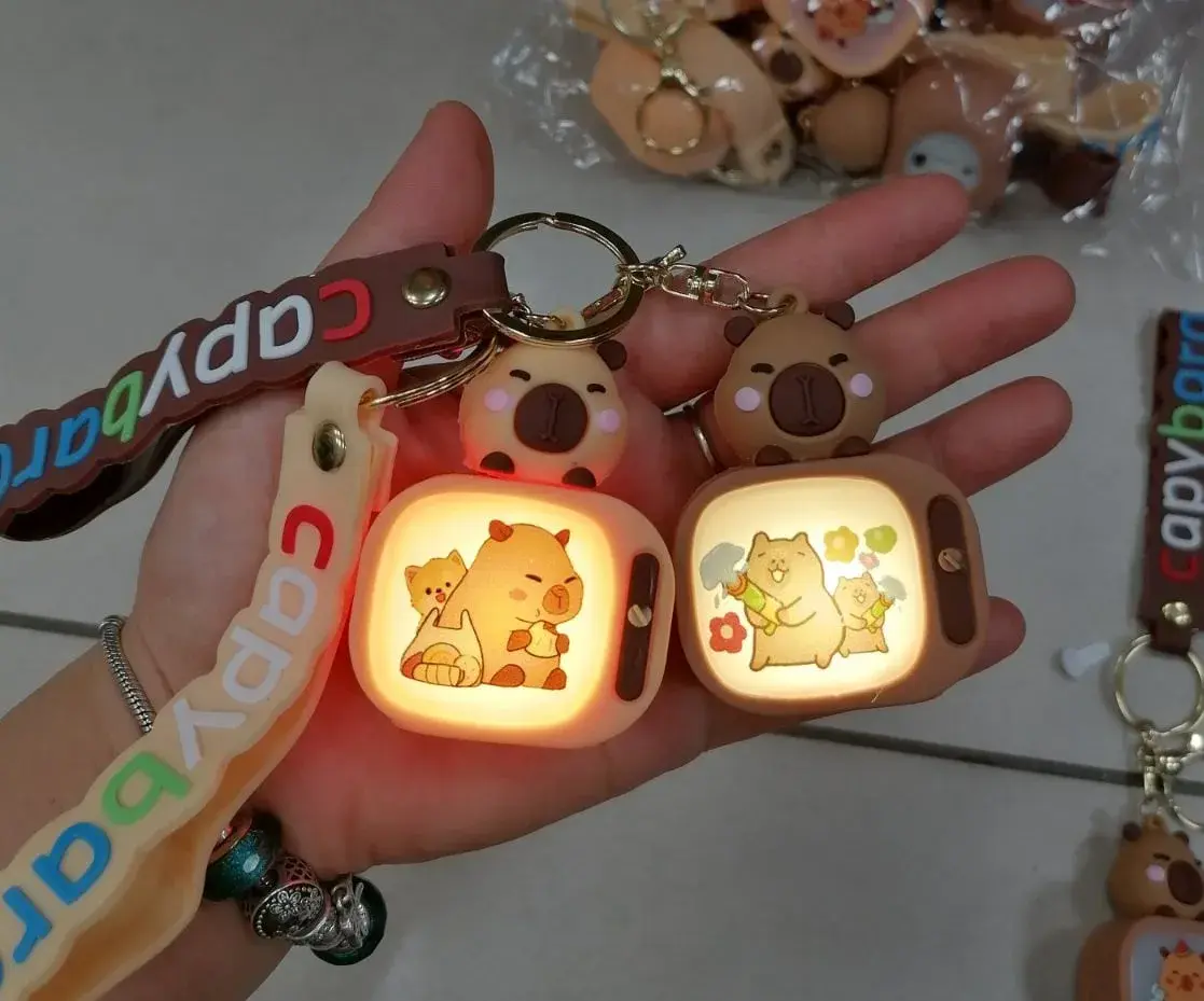 Brelok do kluczy Kapibara LED z paskiem i podświetleniem