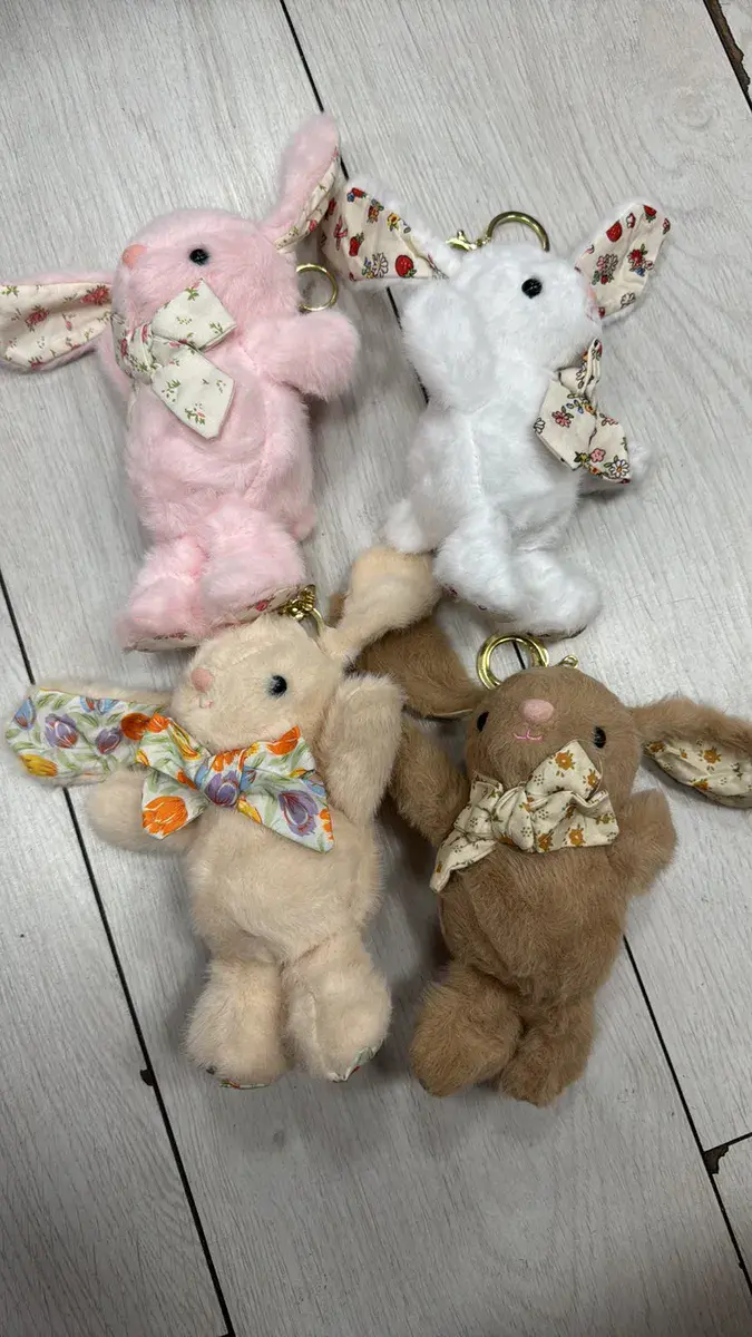 Pluszowy brelok królik z kokardką mix kolorów miękki 12 cm