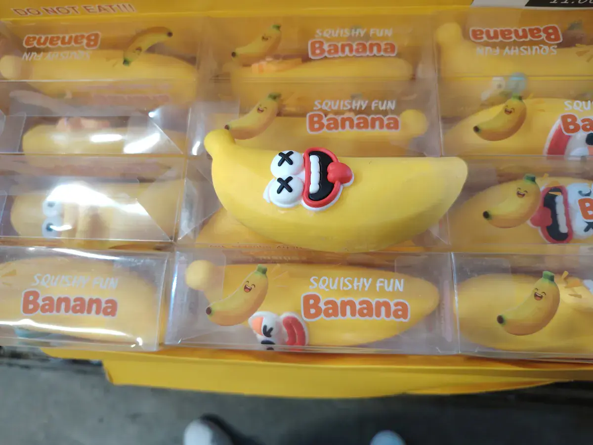 Zabawka Squeeze Banana żółta antystresowa z twarzą