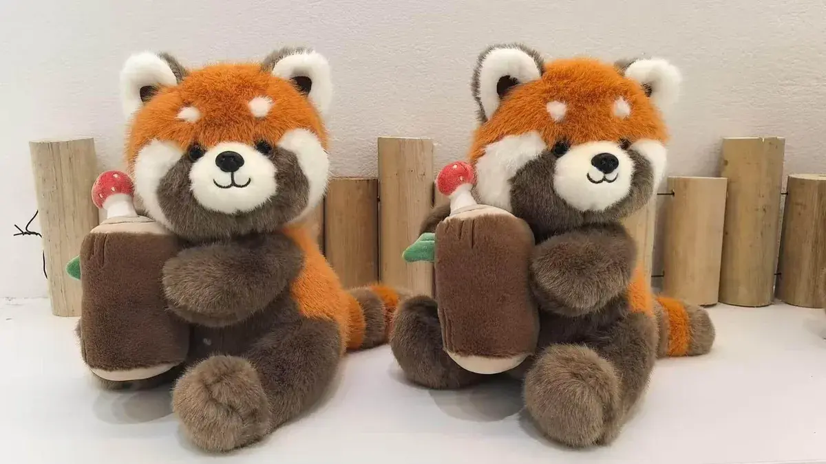 Pluszowa maskotka czerwona panda z butelką 30cm