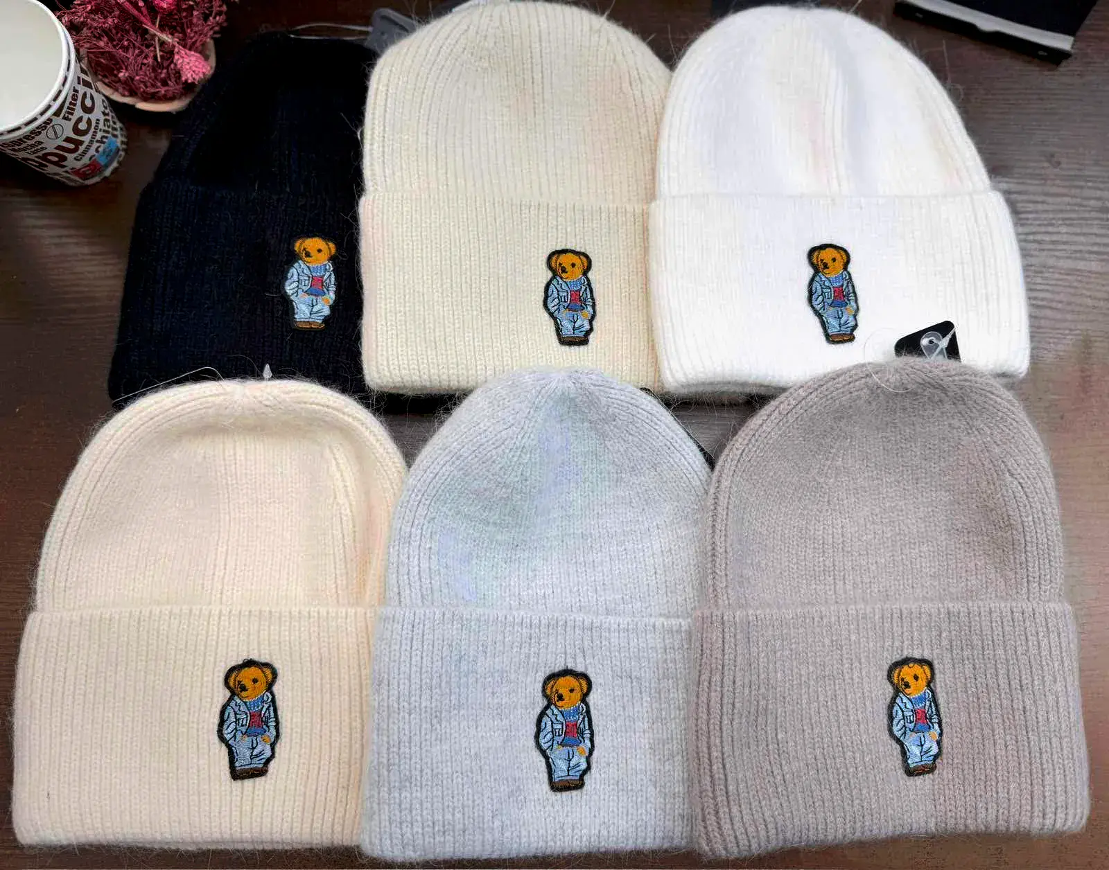 Czapki damskie beanie z naszywką misia, 6 kolorów
