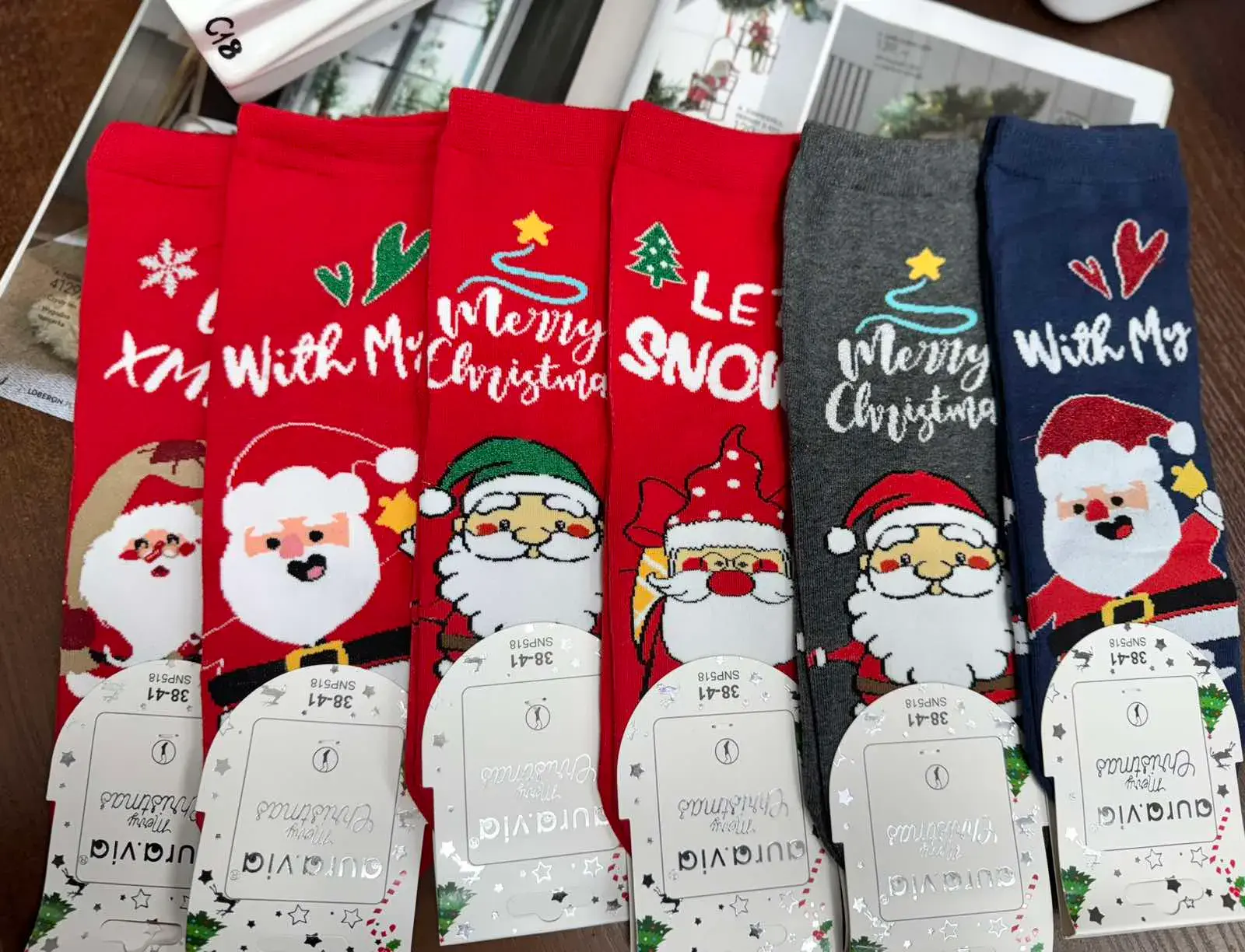 Skarpetki damskie świąteczne z motywem Santa Claus, w wielu kolorach