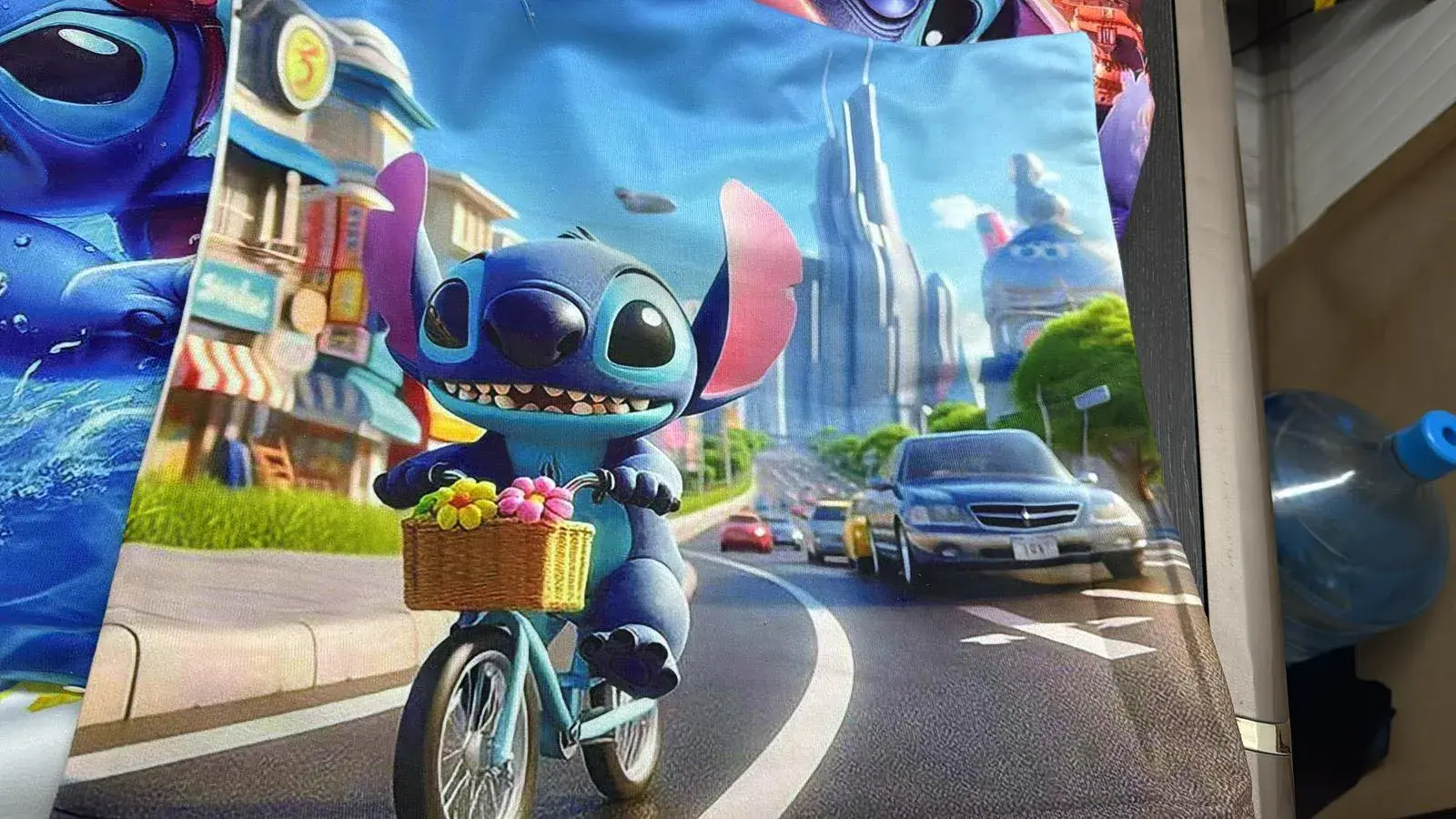 Poszewka 40x40cm Stitch Lilo & Stitch na rowerze, w wielu kolorach