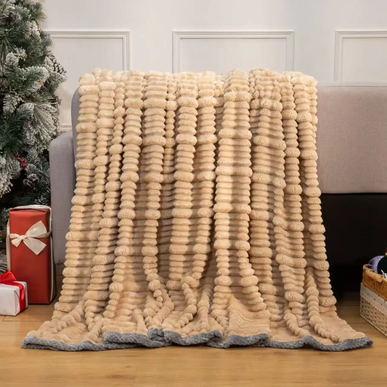 Koce 160x200cm beżowe futerkowe, kolor beżowy z szarą lamówką