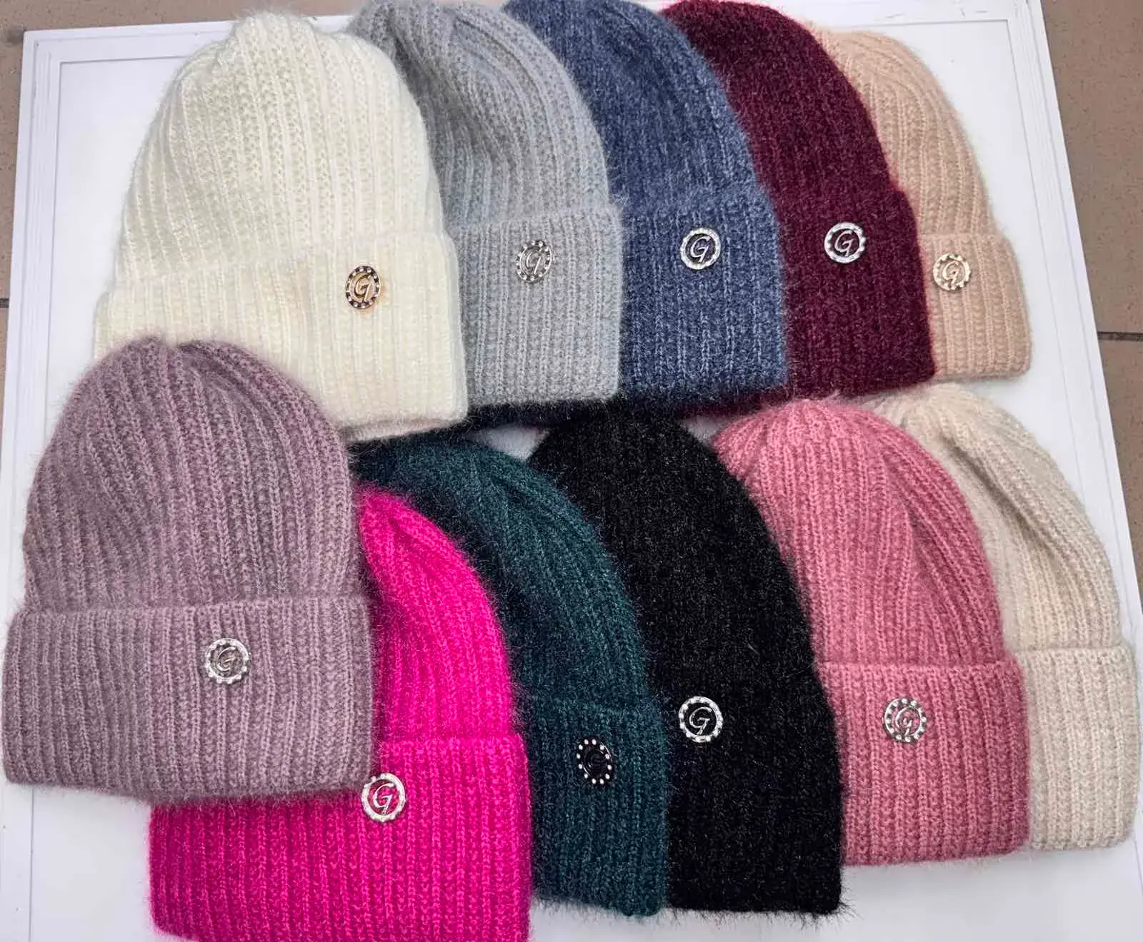 Czapki damskie beanie z ozdobą, 12 szt mix kolorów