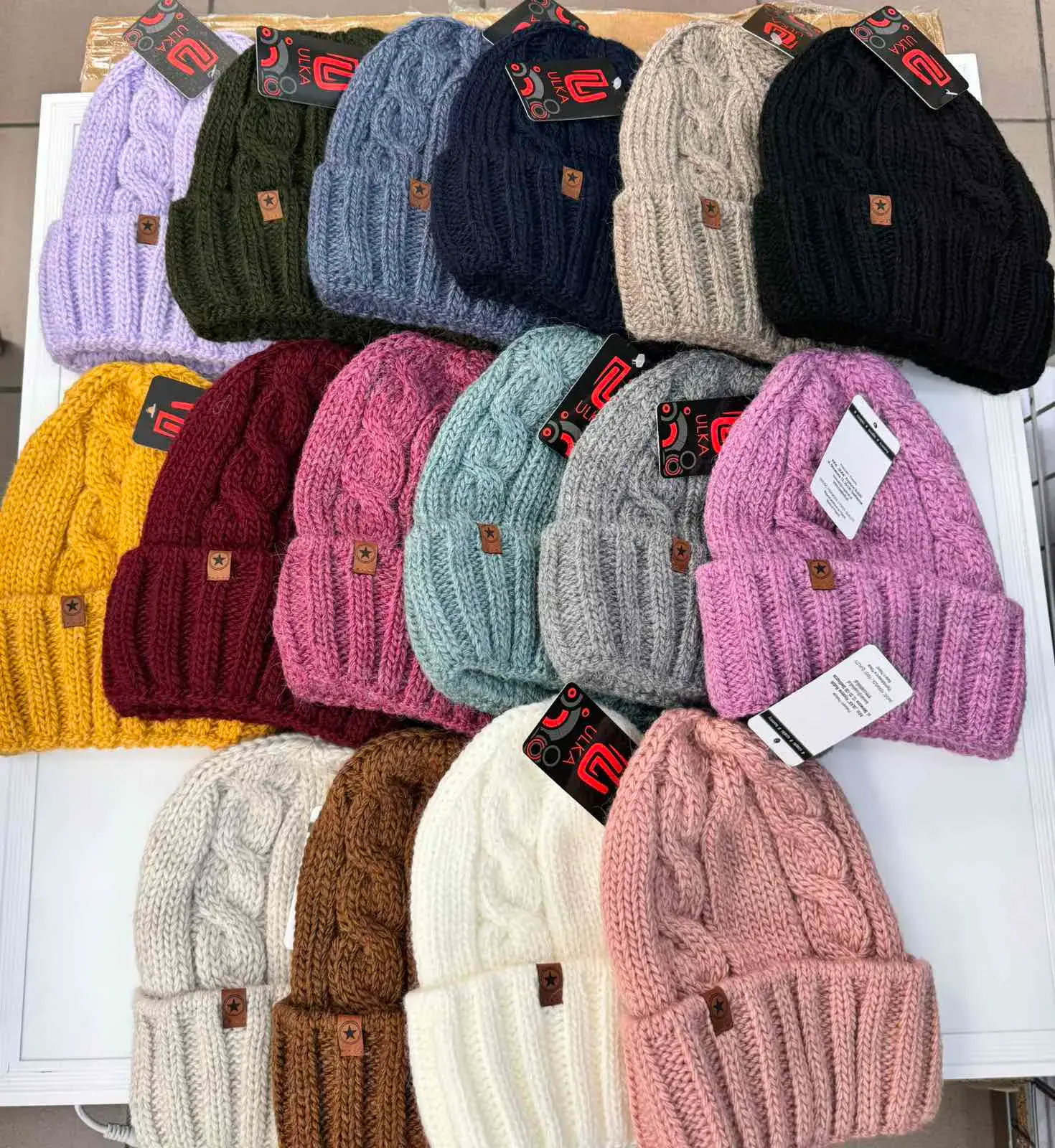 Czapki damskie dzianinowe beanie różne kolory, w wielu kolorach