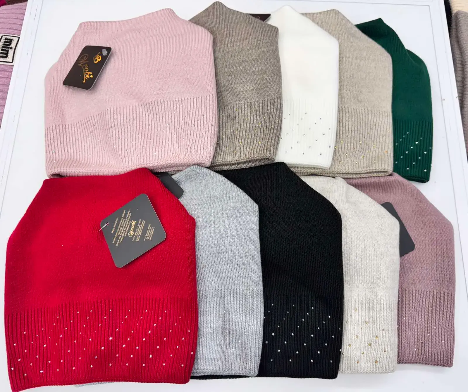 Czapki damskie beanie z cekinami, multikolor, 12 szt