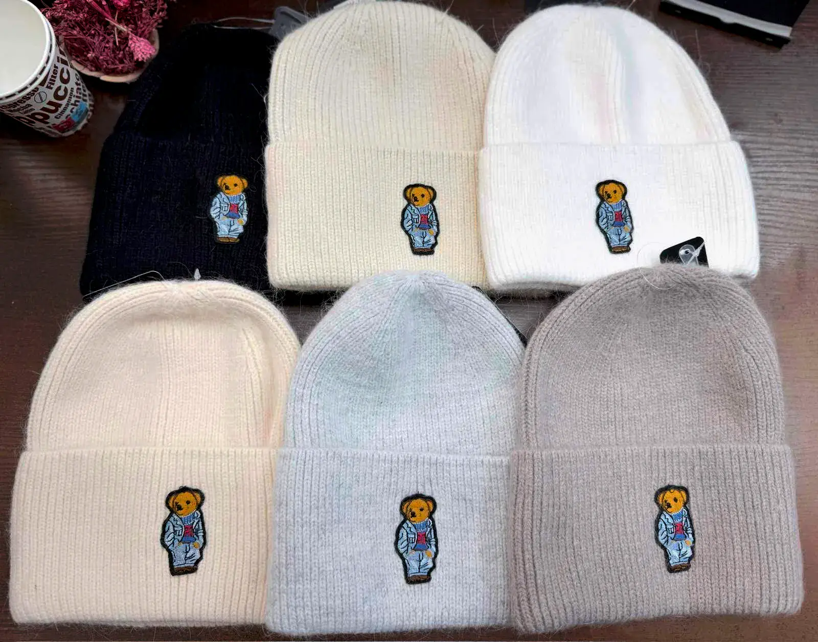 Czapki damskie beanie z naszywką misia 12 szt