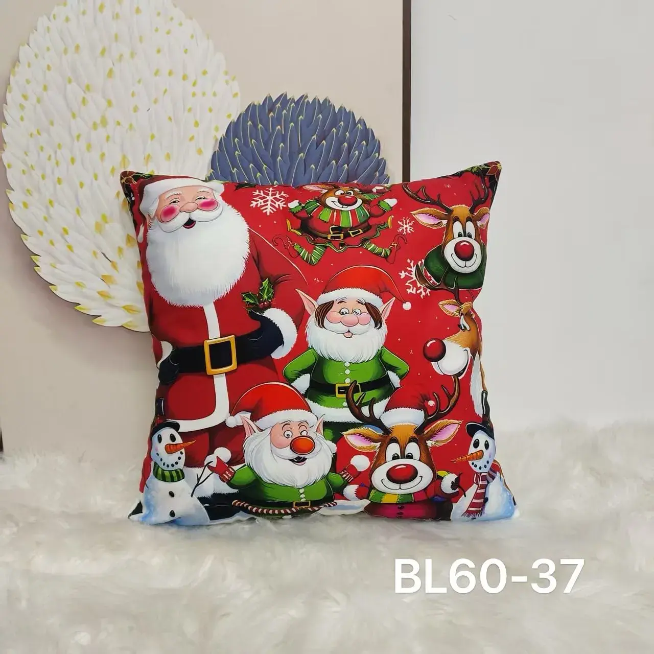 Poszewki świąteczne 40x40cm z Mikołajem i reniferem, czerwone tło z białymi