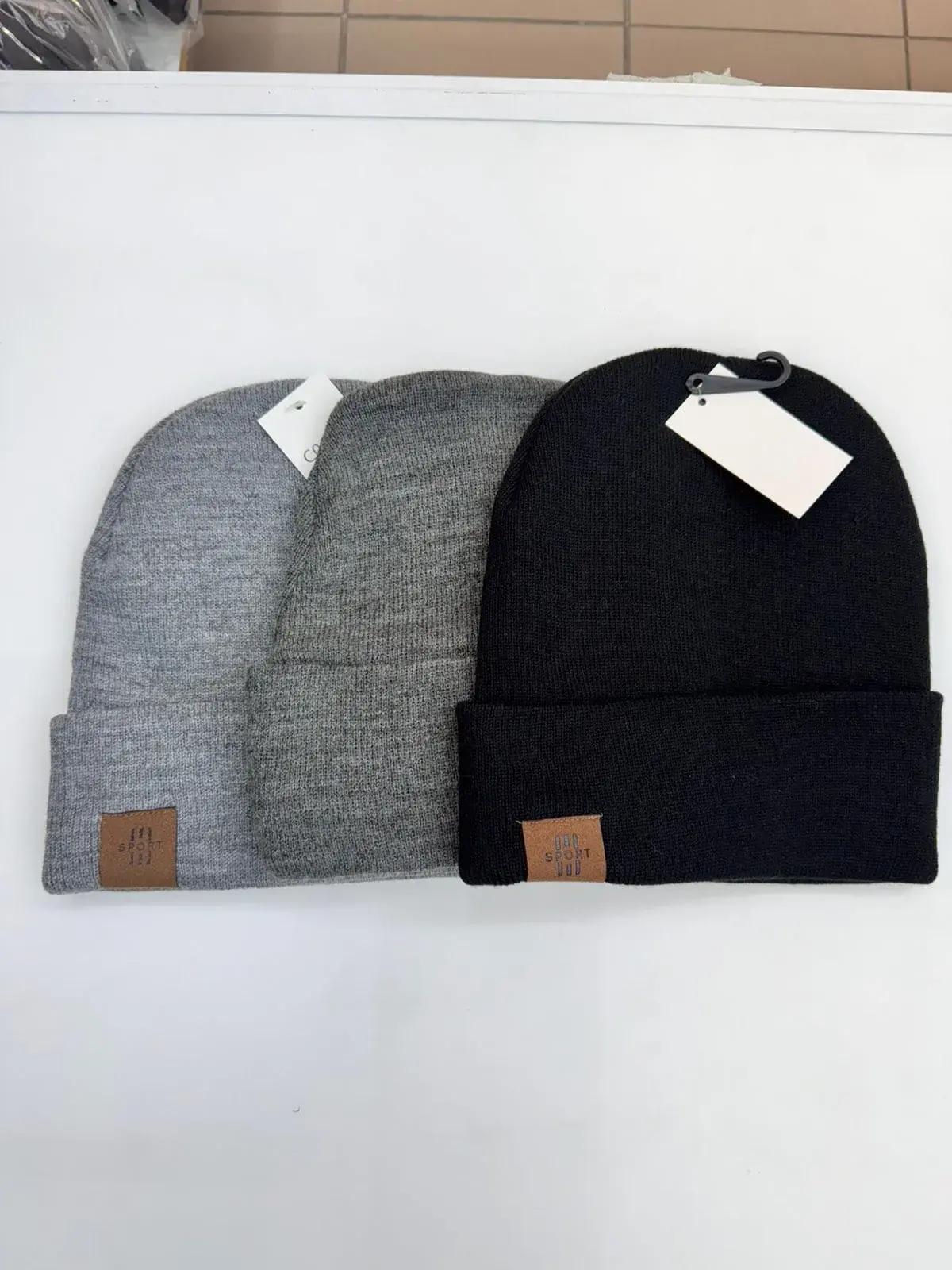 Czapki beanie damskie szare i czarne